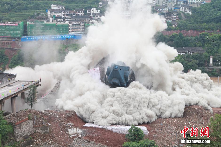 6月6日13時，貴州仁懷茅臺大橋及鐘樓整體爆破成功。