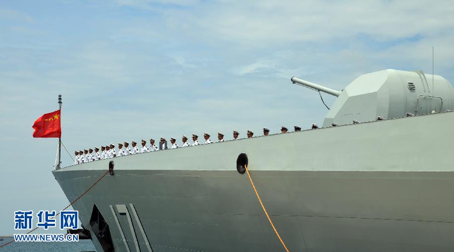 6月9日，在三亞某軍港，海口艦準(zhǔn)備起航。