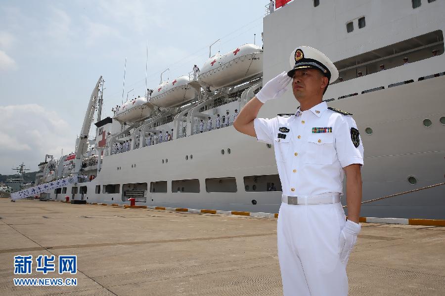  6月9日，在浙江舟山某軍港，和平方舟醫(yī)院船船長(zhǎng)章榮華請(qǐng)示起航。