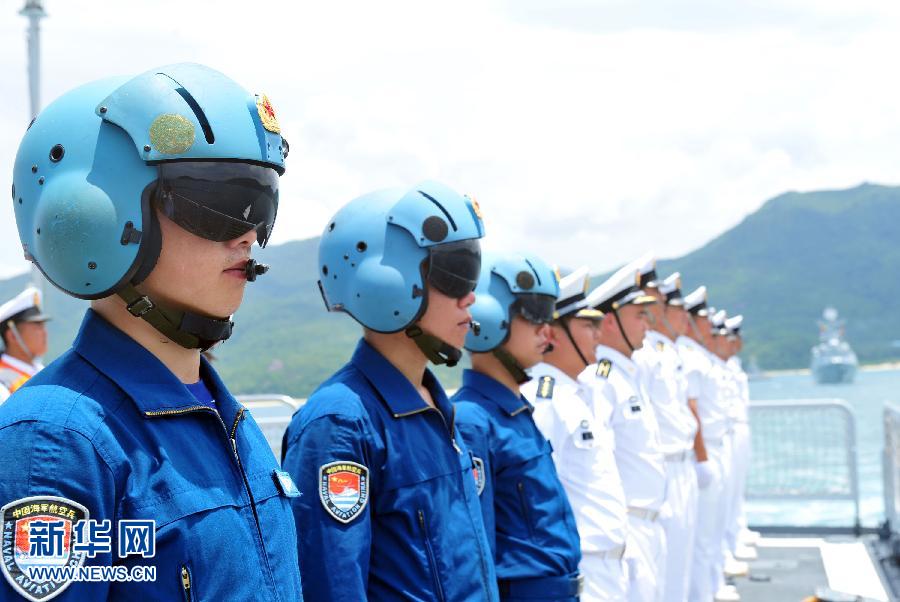  6月9日，在三亞某軍港，隨?？谂瀰⒀莸呐炤d直升機(jī)飛行員整裝待發(fā)。