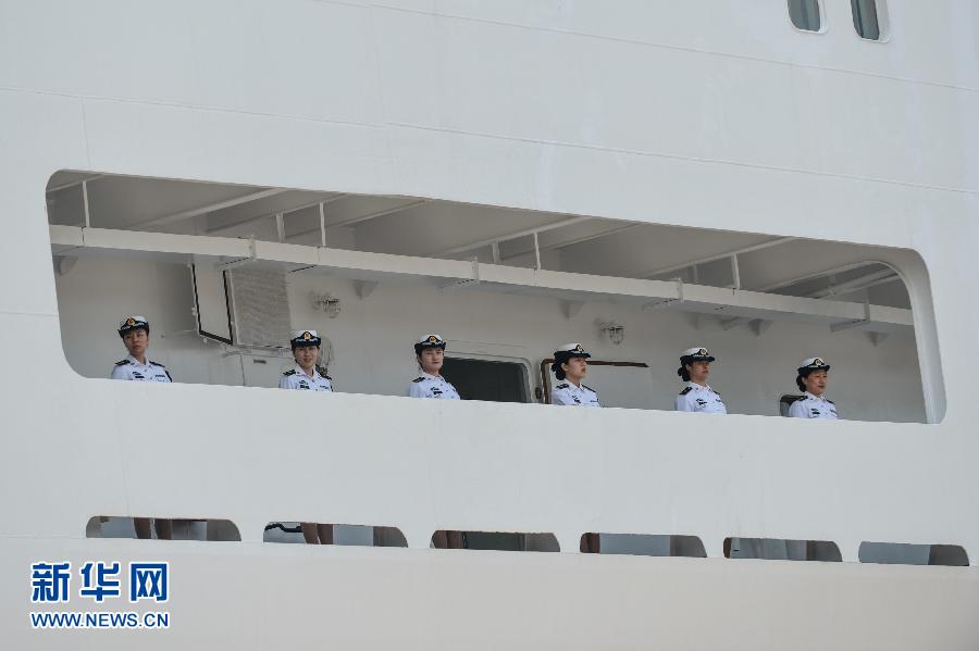  6月9日，在浙江舟山某軍港，和平方舟醫(yī)院船上的海軍官兵列隊(duì)與港口送行人員告別。
