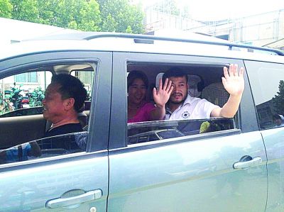 孫正龍和妻子、家人，揮手和醫(yī)護人員告別。張凌飛