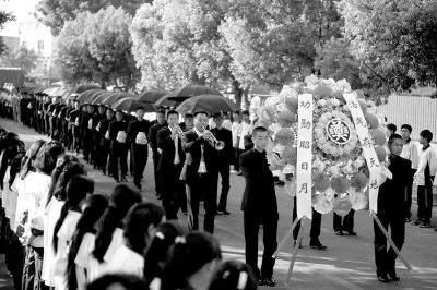護(hù)送陣亡將士遺骸的隊(duì)伍緩緩走入殤墓園。