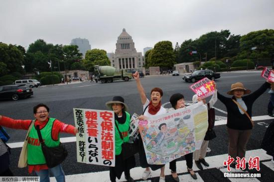 當(dāng)?shù)貢r(shí)間5月13日，日本示威者在位于東京的國(guó)會(huì)議事堂外高喊口號(hào)，反對(duì)日本政府計(jì)劃修憲以解禁自衛(wèi)權(quán)。
