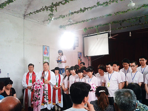 2013 年初，“全范圍教會(huì)”的信徒在參加集會(huì)。