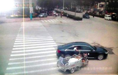 23日中午，陳母被突然噴毒。新京報記者 王瑞鋒 攝