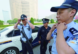 鳥巢附近,兩名民警和一名輔警負(fù)責(zé)該區(qū)域的巡邏任務(wù)。
