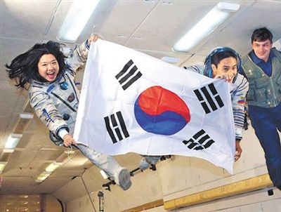 　2007年9月10日，李炤燕（左）在俄羅斯首都莫斯科接受零重力飛行訓(xùn)練。
