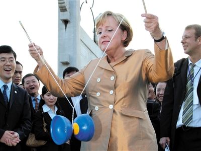 2007年8月27日，北京，默克爾正在玩扯鈴。