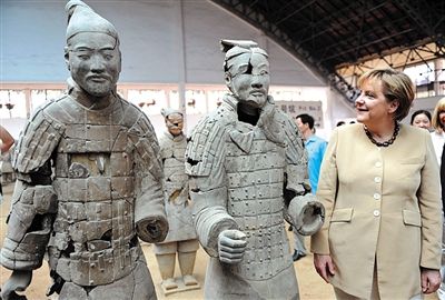 2010年7月17日，西安，默克爾參觀兵馬俑，慶祝生日。