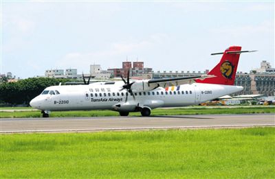 一架停在地面的臺灣復(fù)興航空ATR72型客機。昨日，一架高雄飛往馬公的復(fù)興航空ATR72-500型客機在澎湖發(fā)生緊急迫降意外，事故航班號GE222。新華社發(fā)