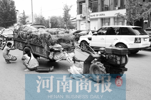 兩車相蹭后，小陳與妻子慌了神