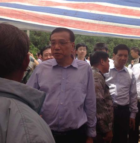 走進(jìn)帳篷，總理就握住蔡官耀的雙手說：“不行，這個(gè)帳篷太簡易了”。說完這句，叮囑蔡官耀，“不能回家住”