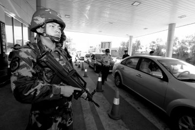 武警持槍警戒進(jìn)駐檢查站。