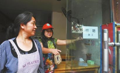 8月14日，市民志愿者體驗(yàn)城管執(zhí)法招呼商家不要亂張貼。