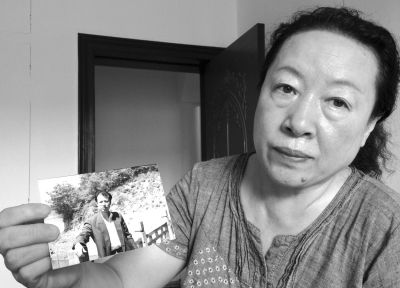 劉吉強(qiáng)的姐姐劉麗霞手持弟弟當(dāng)年的照片。劉吉強(qiáng)在給家人的書信中多次要求申冤，家人為此奔走了16年。京華