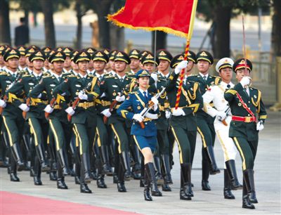 昨日，151人最大陣容的三軍儀仗隊，著新式禮賓服接受檢閱。這也是解放軍儀仗隊、軍樂團新式禮賓服首次亮