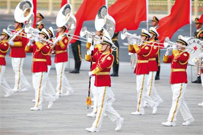 昨日，紅白相配的解放軍軍樂團行進演奏服亮相。杜洋 攝