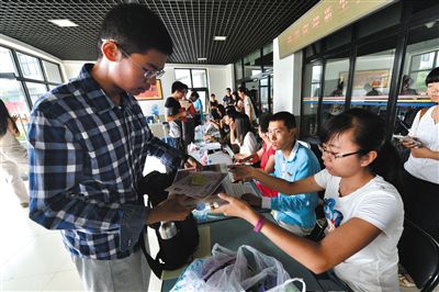 8月23日，清華大學(xué)新生在辦理入學(xué)手續(xù)。