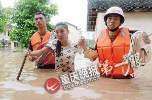 長壽區(qū)，消防官兵搜救被困群眾。