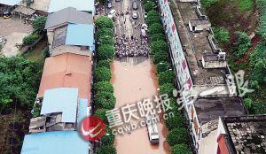 昨下午六點半，統(tǒng)景鎮(zhèn)上許多街道被淹，此時水位還在上漲。(重慶晚報航拍圖片)