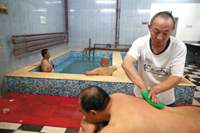 客人在搓澡。近日，百年歷史的鑫園浴池宣布將關張。新京報記者