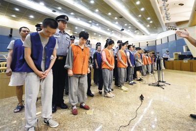 庭審現(xiàn)場。昨日，26名跨國電信詐騙嫌疑人在市一中院受審。
