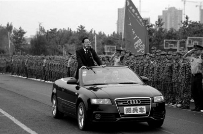 安徽新華學(xué)院院長乘敞篷車“閱兵”場(chǎng)面。網(wǎng)絡(luò)截圖