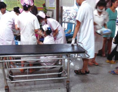 9月22日，在湖南省醴陵市第二醫(yī)院，爆炸事故傷員在接受救治（手機(jī)拍攝）。新華社發(fā)