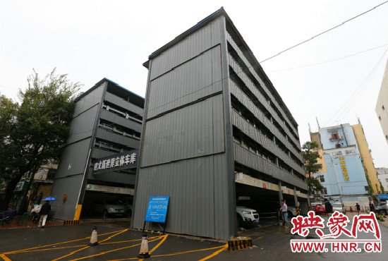 目前，市區(qū)內(nèi)的停車場數(shù)量還不能滿足廣大市民的需求。