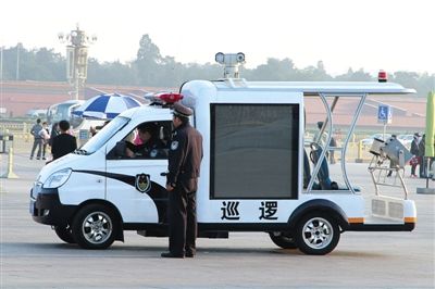 國慶節(jié)將至，昨日，天安門廣場增設(shè)新型巡邏車。該車配有遠(yuǎn)射燈、顯示大屏、車頂攝像頭等設(shè)備。圖/CFP