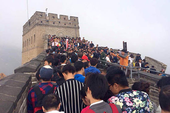 北京八達嶺長城，游客在長城上艱難移動。