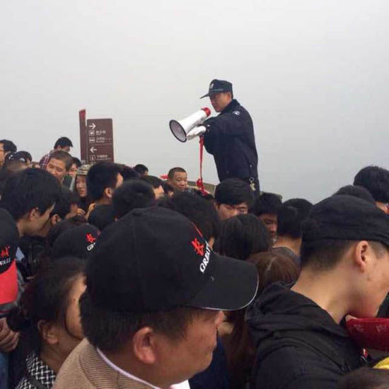 八達嶺長城上保安在維持秩序。