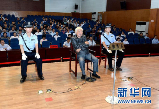 9月29日，方廣云在庭審現(xiàn)場。當(dāng)日，“合肥房叔”腐敗窩案核心人物方廣云在安徽省廬江縣出庭受審。 新華社記者 郭晨 攝