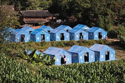 　昨日，云南省景谷縣永平鎮(zhèn)芒費(fèi)村地震中70受損戶，部分村民安置在帳篷里。