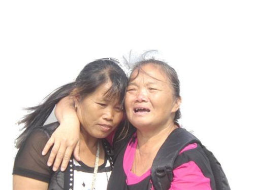 見到救命恩人魏冬桂（左），沈愛蘭十分激動(dòng)