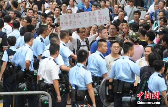 10月22日，有反對(duì)“占中”的市民前往旺角的非法占領(lǐng)區(qū)展示橫額，支持香港警隊(duì)。中新社發(fā) 譚達(dá)明 攝