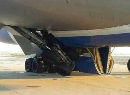 圖說：波音747貨機(jī)起落架發(fā)生故障。圖片來源：新浪微博網(wǎng)友圖（請私信“新民晚報新民網(wǎng)”以奉稿酬）