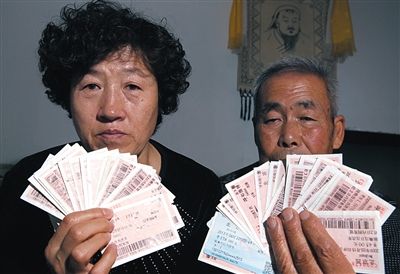 尚愛云夫婦展示上訪留下的車票,這些只是一部分。