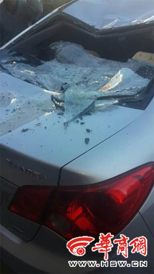 事發(fā)現(xiàn)場一輛伊蘭特轎車后擋風(fēng)玻璃破碎，車頂被砸出坑。記者 祁銘 攝