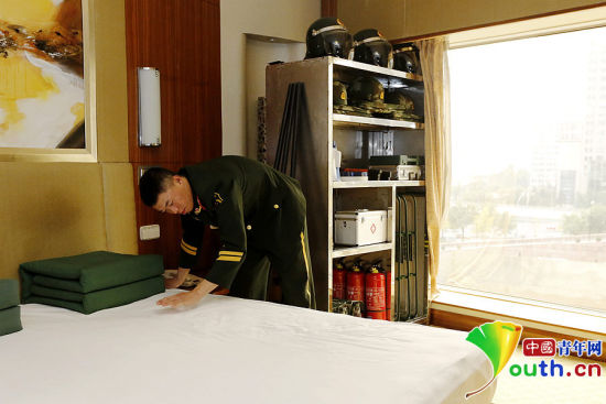 　11月7日，一名武警官兵在APEC駐地中國大飯店的房間內(nèi)整理內(nèi)務(wù)。