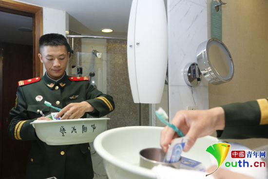駐守APEC駐地中國大飯店的武警官兵將自己平時使用的臉盆、毛巾等帶到酒店房間。