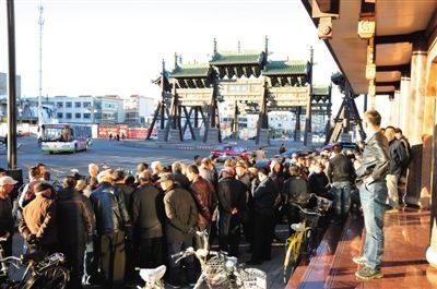 11月3日，大同市四牌樓附近，耿彥波“粉絲團”在聚眾討論。