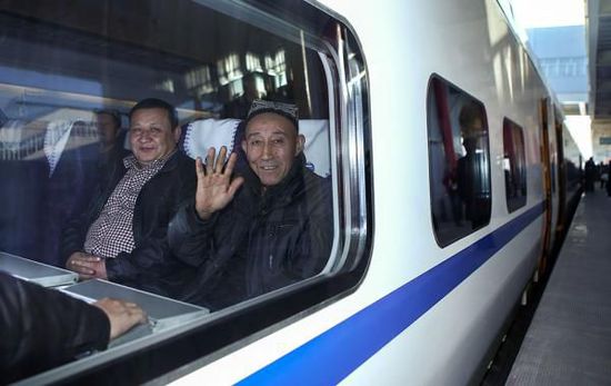 11月16日，旅客乘坐從烏魯木齊南站首發(fā)的D8602次列車。