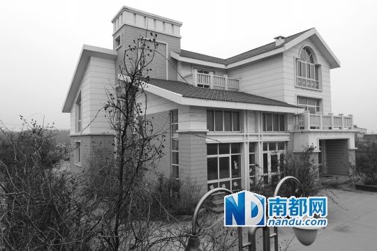 　馬超群在赤土山村村委會旁的別墅，就是以“自來水維護站”的名義拿的地。