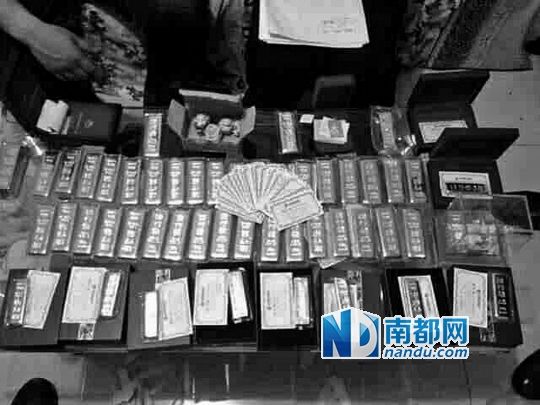 　馬超群家中金條清點現(xiàn)場。