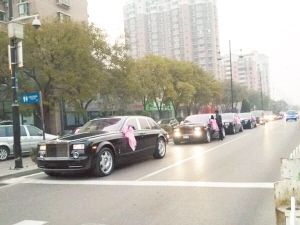 豪華婚禮車隊(duì)。(網(wǎng)友供圖)