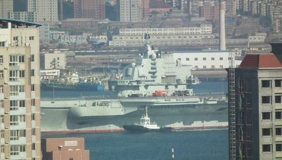 青島軍港周圍高樓林立，一睹遼寧號(hào)真容只需要一個(gè)好天氣（資料圖片）