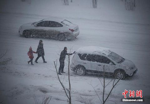 12月8日，經(jīng)過(guò)一夜降雪，烏魯木齊已是皚皚白雪一片。（圖片來(lái)源于中新網(wǎng)）