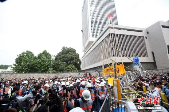 12月11日上午，香港非法“占領(lǐng)區(qū)”清除障礙物。